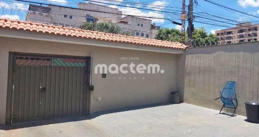 Casa para venda em Jardim Paulistano de 145.00m² com 3 Quartos, 1 Suite e 5 Garagens