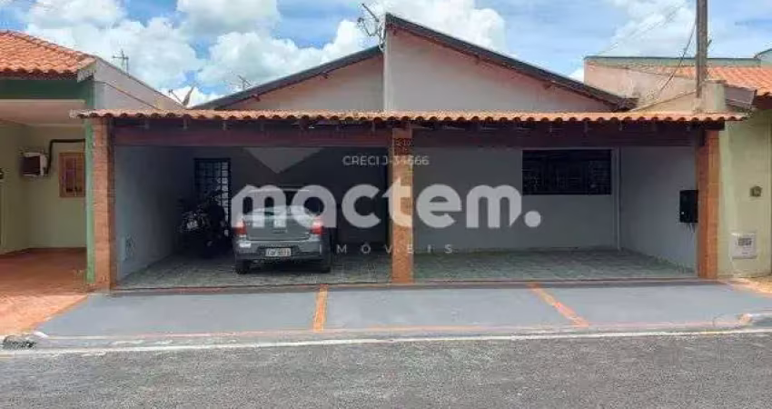 Casa de Condomínio para venda em Jardim Florestan Fernandes de 200.00m² com 2 Quartos, 1 Suite e 3 Garagens