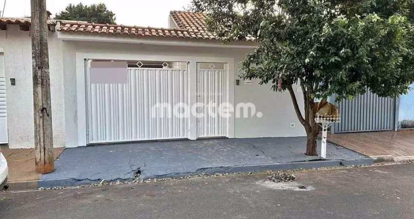 Casa para venda em Parque Dos Flamboyans de 100.00m² com 4 Quartos, 1 Suite e 3 Garagens