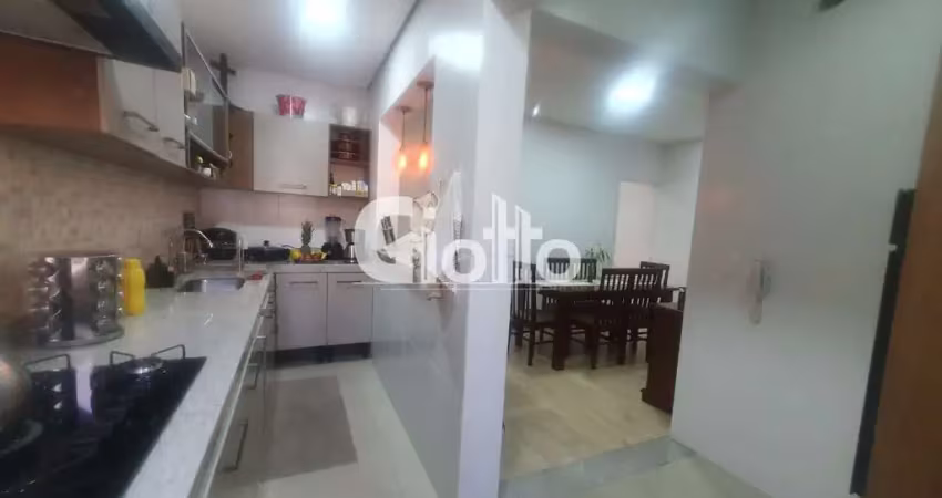 Casa de condomínio para venda em centro de 138.00m² com 2 quartos, 1 suite e 2 garagens