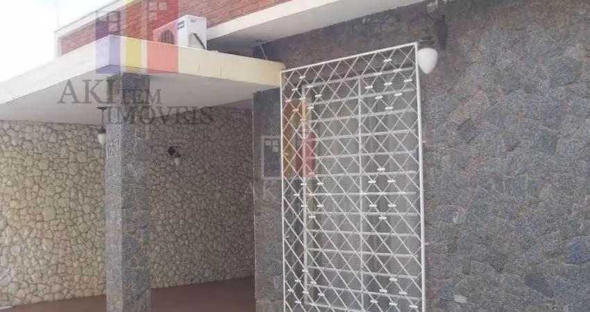 Casa para venda e aluguel em centro de 250.00m² com 3 quartos, 1 suite e 6 garagens