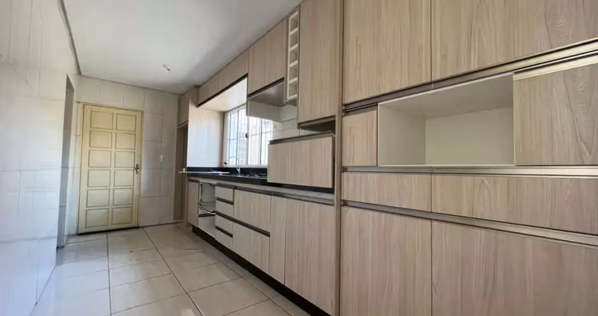 Casa para venda em centro de 197.00m² com 3 quartos, 1 suite e 2 garagens
