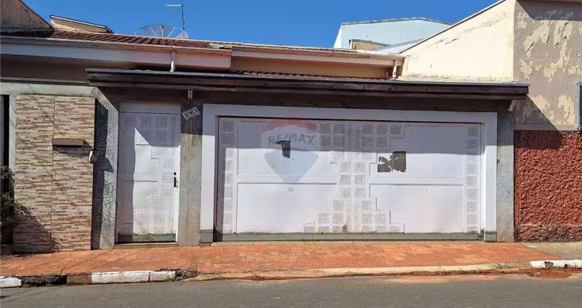 Casa para venda em centro de 193.38m² com 3 quartos, 1 suite e 2 garagens