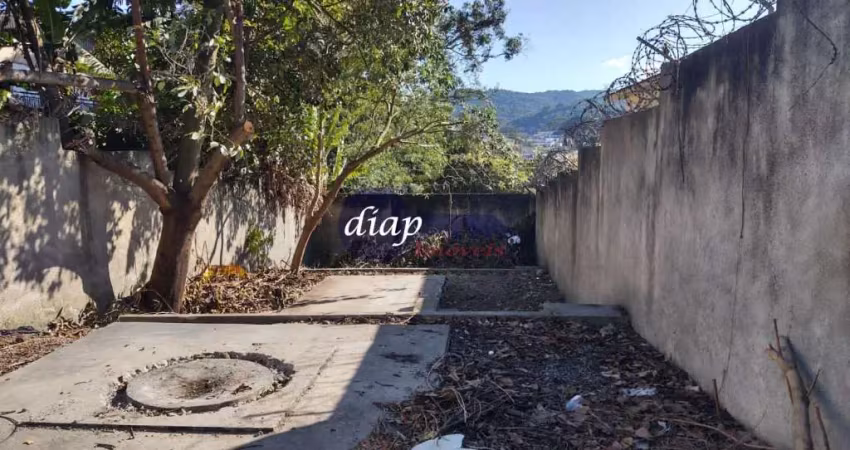 Ótimo terreno no jardim peri com 400 metros quadrados, com  pequena edícula de 2 dormitórios, 1 banheiro e cozinha conjugada com a sala. o imóvel está