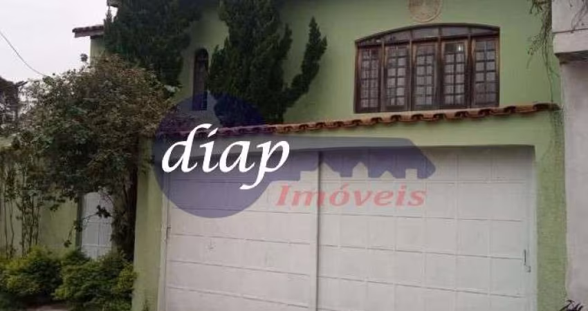 Excelente casa no bairro Horto Florestal com 3 dormitórios, sendo 1 suíte, copa e  cozinha americana com armários planejados, sala para três ambientes