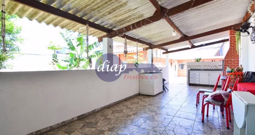 Excelente casa térrea no bairro Parque Peruche, toda reformada com 2 dormitórios, sendo 1 suíte com armários planejados, ampla cozinha, sala ampliada