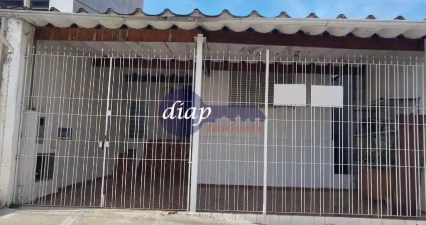 Casa térrea com cozinha ampla, 2 dormitórios amplos, 2 banheiros, lavanderia, edícula nos fundos e 3 vagas de garagem. documentação regularizada