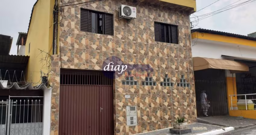 Lindo imóvel com 3 casa. A primeira casa é um sobrado com 3 dormitórios, sendo 1 suítes, lavanderia, cozinha, sala, garagem para 1 carro e espaço para