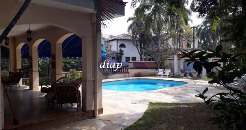 Linda Casa com 3 pavimentos, 5 suítes no andar de cima, lavabo, 2 banheiros de empregada, 3 banheiros no vestiário, 2 quartos de empregada,1 aposento