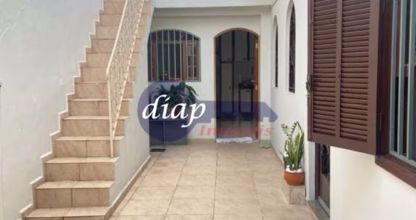 Casa térrea em ótimo estado, 3 quartos sendo 1 suíte, 2 banheiros comuns, garagem para até 3 carros, área de serviço grande, sala ampla com mezanino,