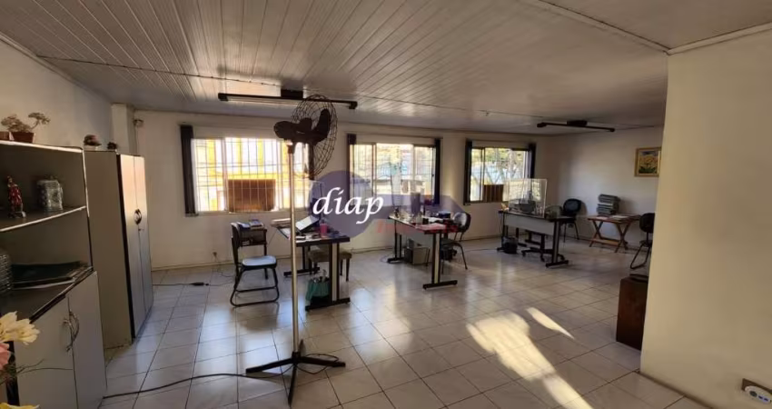 Excelente casa comercial no Cambuci com 2 andares, no térreo 1 cozinha, 3 salas, 1 galpão, 1 banheiro, duas entradas, uma para pedestres e outra para