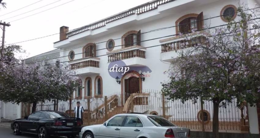 Belíssimo sobrado colonial no jardim da Saúde com 3 dormitórios, sendo 3 suítes planejadas com portas balcão e sacada, cozinha grande, sala dois ambie