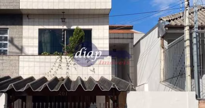 Lindo sobrado com 3 dormitórios, sala, cozinha, 2 banheiros, quintal, edícula e 2 vagas cobertas. Imóvel dividido em 3 pavimentos, térreo mais 2 andar