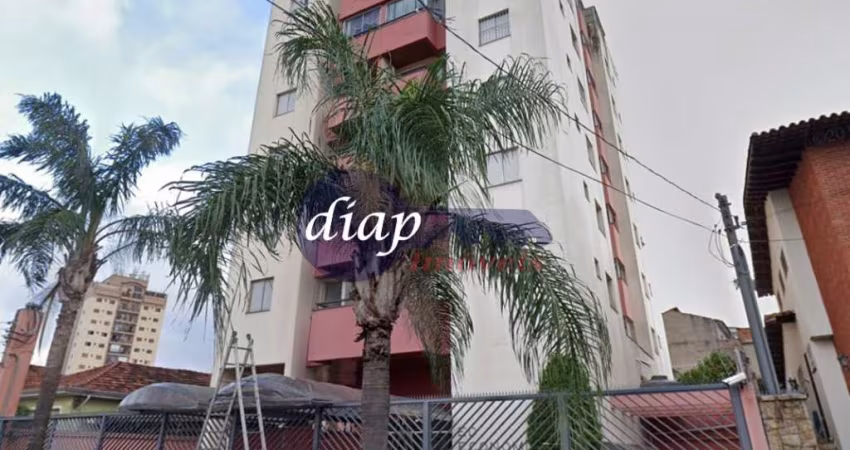 Apartamento Duplex com 3 quartos, 1 banheiro (com instalação para outro), cozinha, lavanderia, sala de estar, sala de jantar no andar de cima e closet