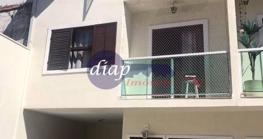 Ótimo sobrado em condomínio fechado na Vila Granada com 3 dormitórios, sendo uma suíte e um dos quartos com sacada, cozinha, área de serviço, sala par