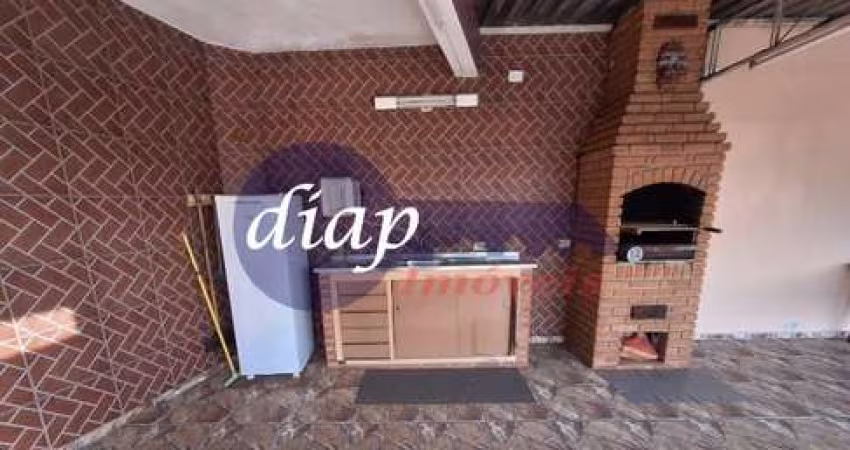 Excelente casa assobradada na Vila Fátima com 3 dormitórios,  1 com sacada grande para a rua, copa e cozinha americana planejada, sala