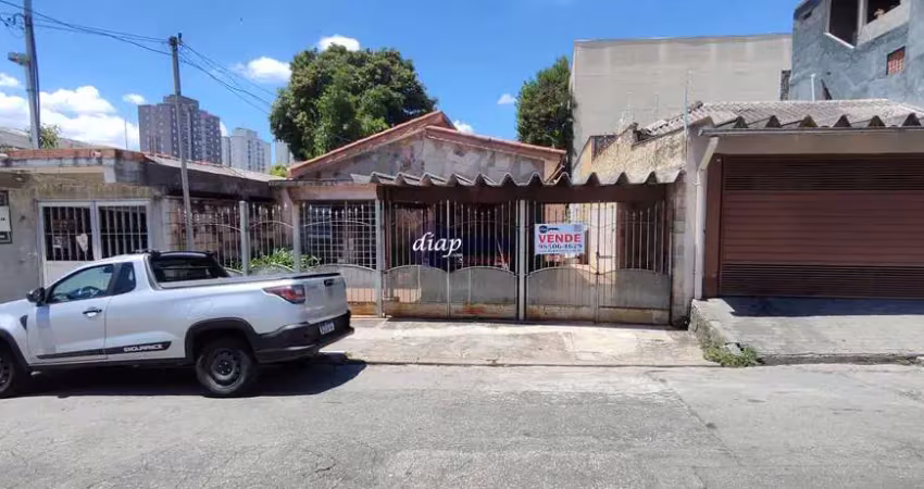 Casa térrea em terreno com 9 metros de frente por 34 metros de fundos, totalizando uma área de 306 m², divididos em 3 dormitórios, hall de entrada, sa