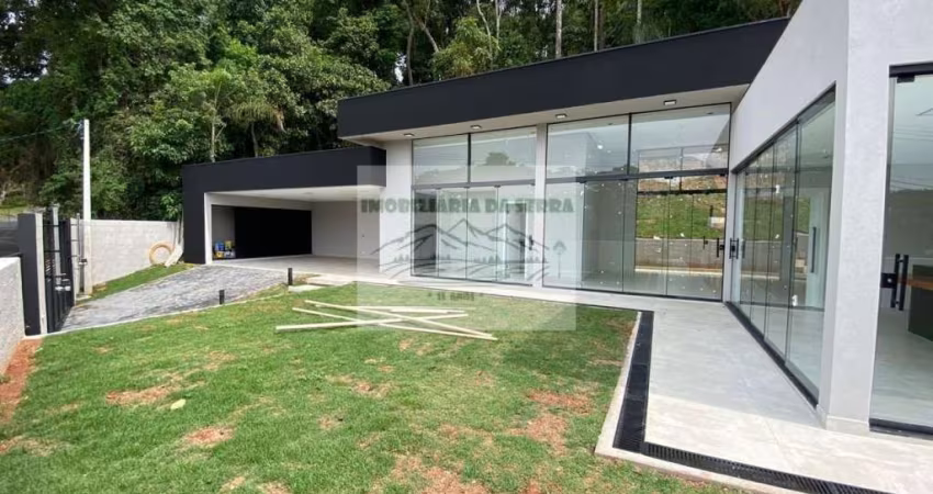 Casa à Venda na Serra da Cantareira, Mairiporã-SP - 3 quartos, 3 suítes, 2 salas, 5 banheiros, 2 vagas, 206 m².