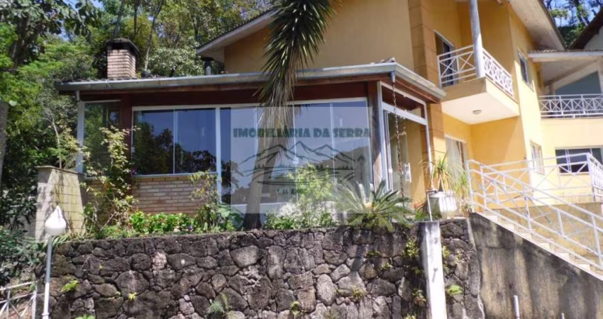 Casa à Venda no Alpes da Cantareira: 3 quartos, 2 suítes, 3 salas, 5 banheiros, 3 vagas, 352m²! Venha conferir!
