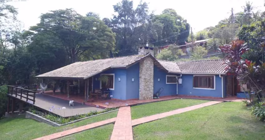 Impecável residência na serra da cantareira, mairiporã-sp: 4 quartos, 4 suítes, 3 salas, 6 banheiros, 3 vagas, 230m².