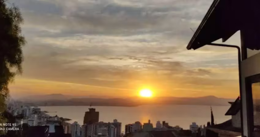 Casa á venda com 4 quartos, sendo 4 suítes, 6 vagas com 350,00m², centro, florianópolis - sc