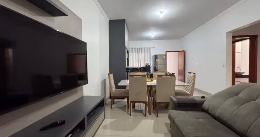 Casa térrea com 2 dormitórios (1 suíte), área gourmet e 2 vagas – 137m² de construção