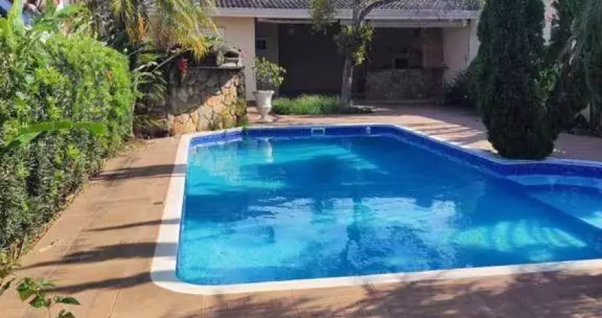 Linda casa de alto padrão com vista para pedra grande