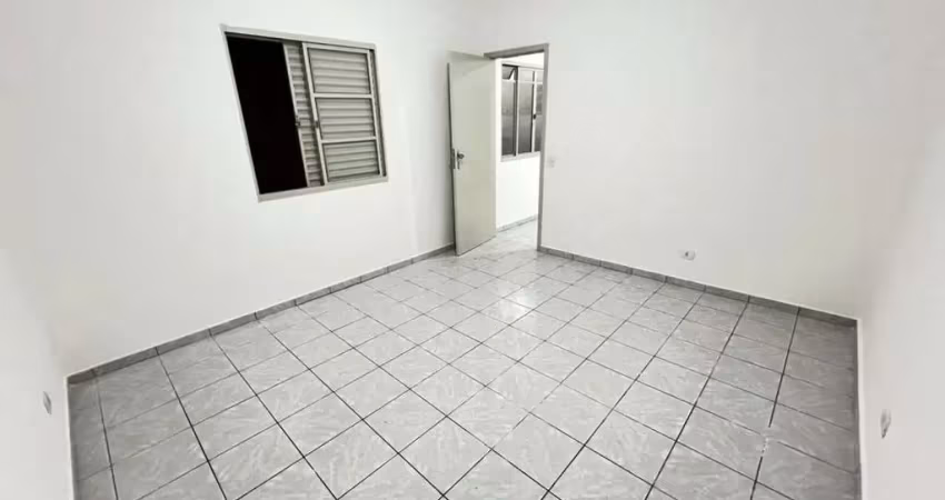 Casa térrea independente com quarto, quintal, sala ampla e cozinha para locação no bairro do limão