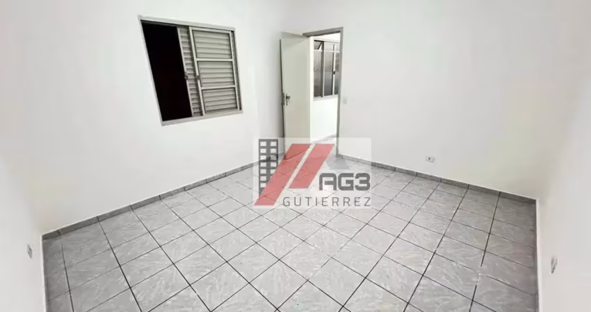 Casa térrea independente com quarto, quintal, sala ampla e cozinha para locação no bairro do limão