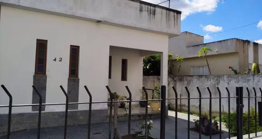Centro: casa ampla com 03 quartos, 02 banheiros