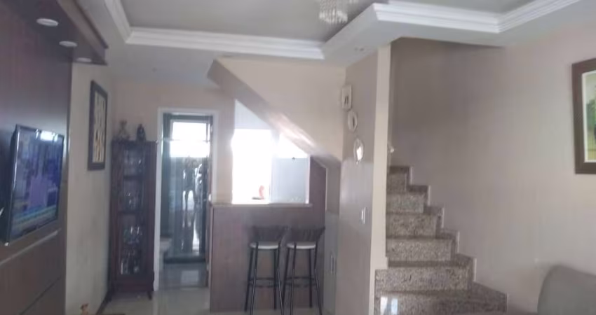 Jóquei: casa com 02 quartos, sendo uma com cama, armário