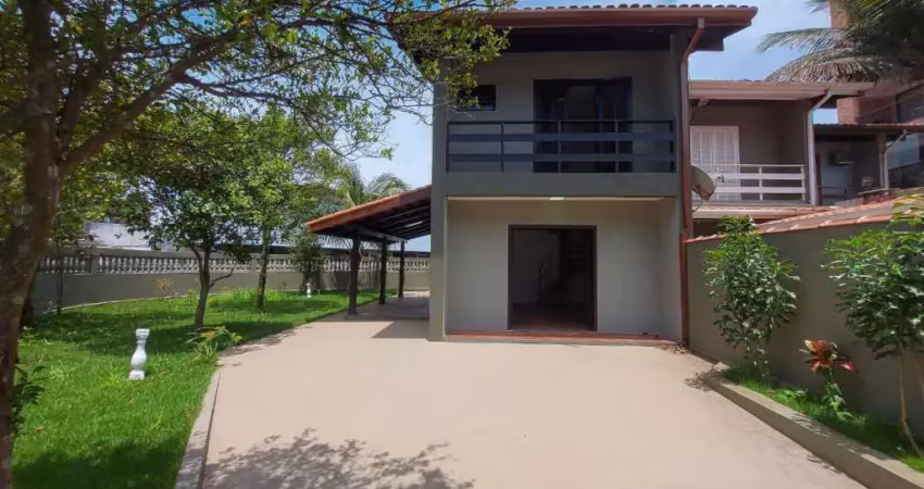 Saco da Ribeira - Casa de esquina, 2 quartos, à 150 metros das marinas