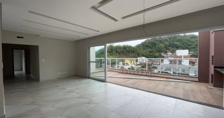 Linda Cobertura com Vista para a Montanha