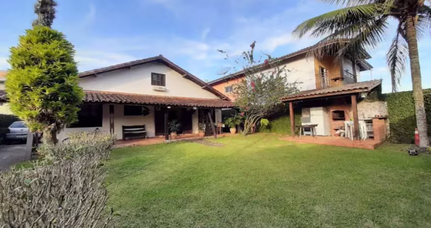 Casa na praia grande, 650m² de terreno, a.u 280m² localização a 300m da praia
