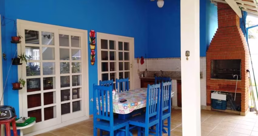 Casa Assobradada, de 290m², com 4 dormitórios em Condomínio no Tenório !