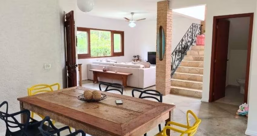 Casa mobiliada com 3 suítes em condomínio fechado