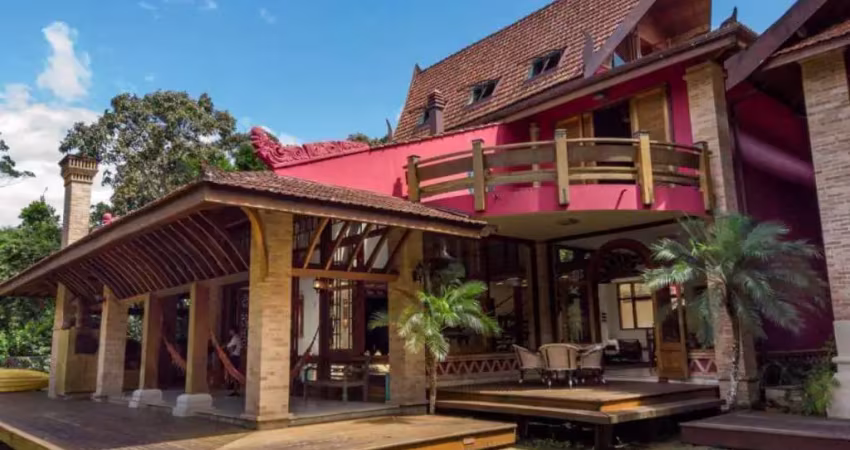 Mansão com arquitetura de Bali á venda no Prumirim
