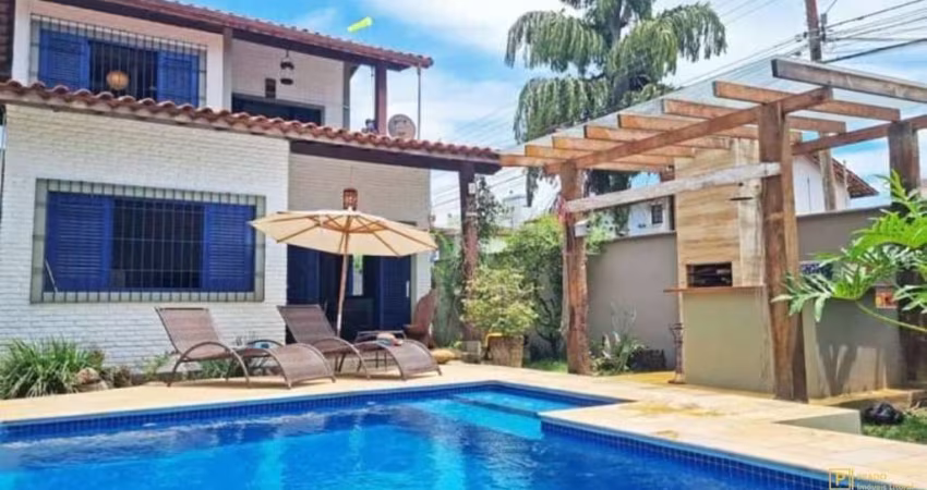 Casa com piscina, e área gourmet com churrasqueira no Itaguá