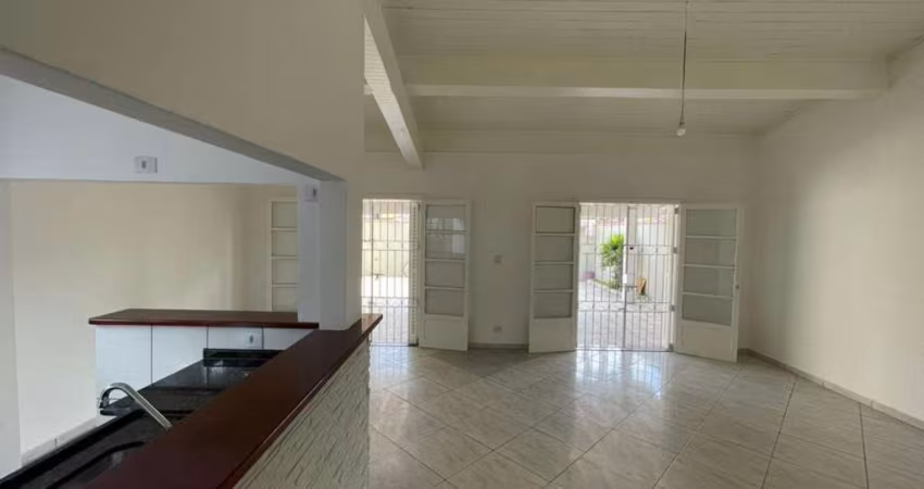 Casa no Centro com 03 dormitórios, sendo 01 suíte + Edícula com 01 suíte