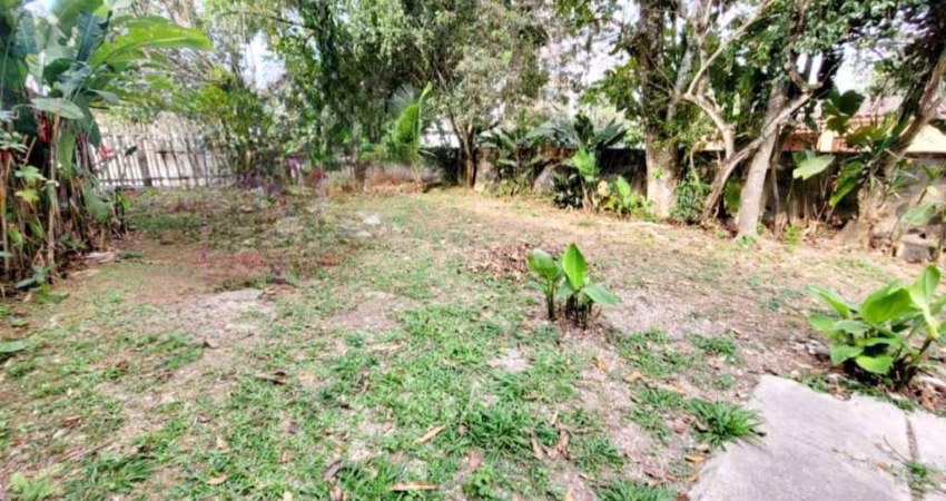 Terreno de esquina com edícula