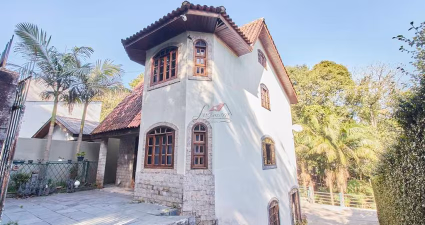 CASA com 3 dormitórios à venda com 320m² por R$ 790.000,00 no bairro Santa Cândida - CURITIBA / PR