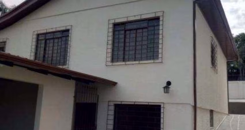 Casa com terreno amplo (605m²) e com uma enorme área externa, localizada no bairro Pilarzinho (bairro tranquilo e seguro).