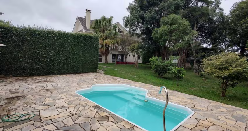 Casa em condomínio de luxo, localizada no bairro São Braz em Curitiba, com 4 quartos, 6 vagas de garagem e terreno com aproximadamente 1.300 m² de área privativa (maior terreno do condomínio).