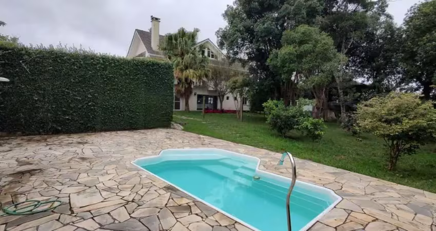 Casa em condomínio de luxo, localizada no bairro são braz em curitiba, com 4 quartos, 6 vagas de garagem e terreno com aproximadamente 1.300 m² de área privativa (maior terreno do condomínio).