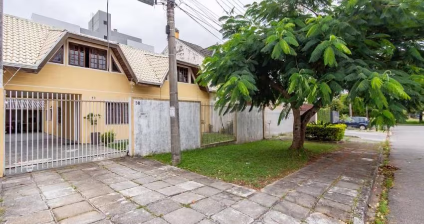 Casa duplex com suite no térreo e quintal espaçoso!
