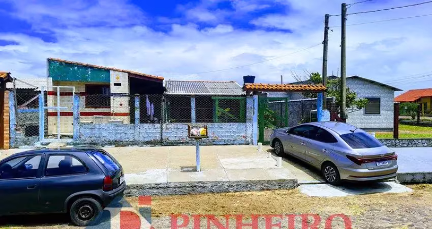 Casa à venda: 3 dormitórios (1 suíte), anexo e a apenas 70m do mar!