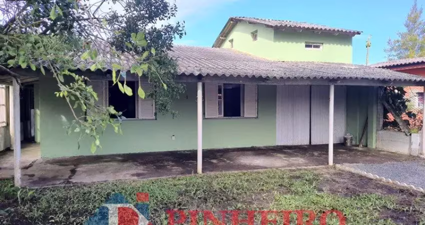 Casa de alvenaria com 3 dormitórios, churrasqueira e garagem a 250m do mar! próximo à avenida principal, posto de gasolina e mercado