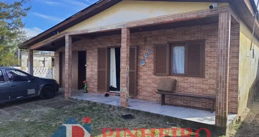 Casa de alvenaria com 2 dormitórios a 400m do mar – ótima localização, próxima a mercado e posto de gasolina!