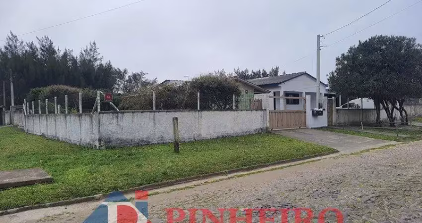 Casa com anexo em localização privilegiada – a 100m do mar e próxima a escola e mercado