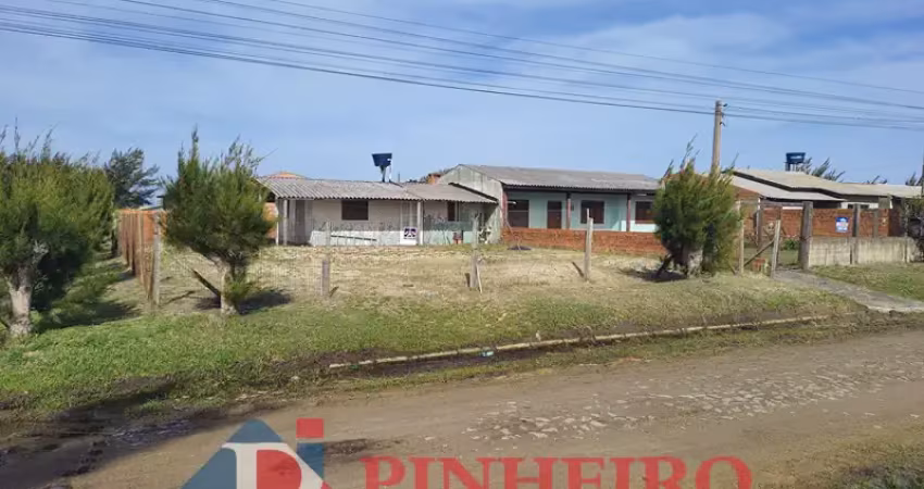 Casa de madeira com 2 dormitórios, a 450m do mar – terreno de esquina